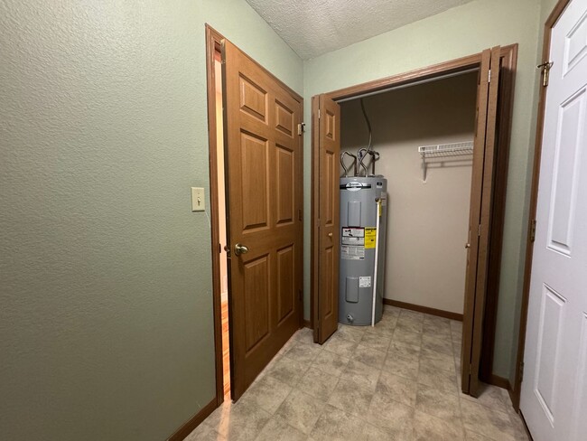 Building Photo - Summit’s Pass Beauty – Updated 3BR/2BA wit...