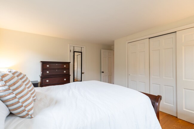 Building Photo - Bright and Beautiful 4 Bedroom Colonial