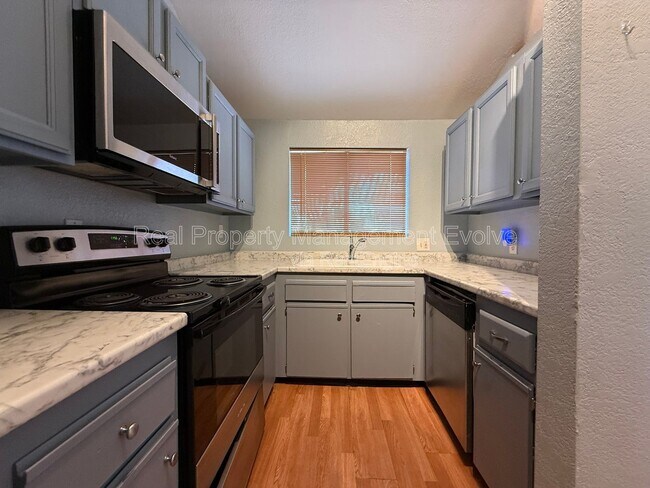 Building Photo - 3228 W Glendale Ave