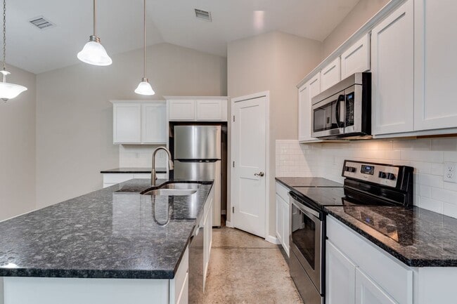 Building Photo - Beautiful Three Bedroom, Two Bathroom