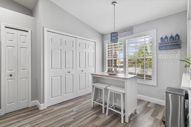 Building Photo - Charming 2-Bed, 2-Bath Condo Retreat with 1,309 Sq Ft in Fort Myers' Premier Locale!