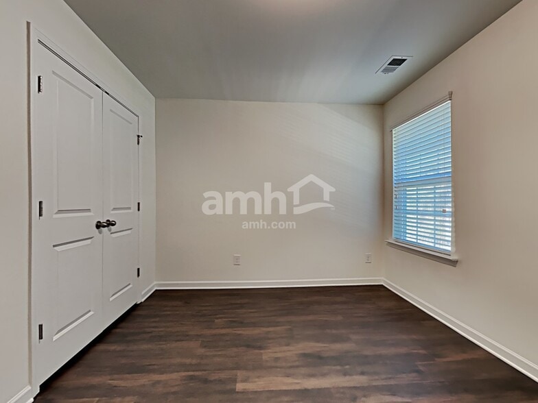 Building Photo - 140 Longford Dr