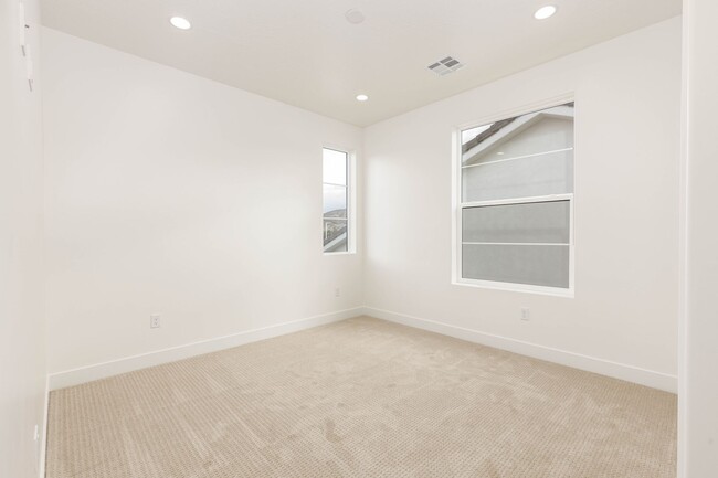 Building Photo - Beautiful New Home with access to community pool