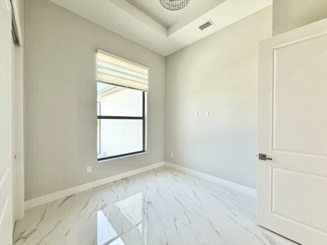 Building Photo - 20 Coxswain Dr