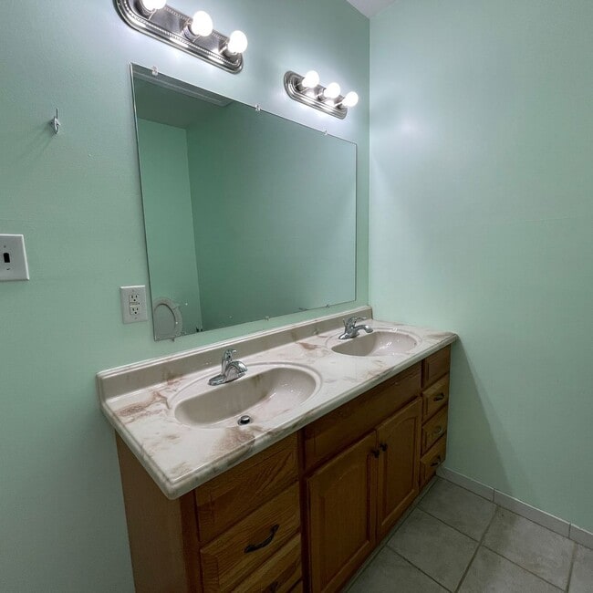 Building Photo - 3 bedroom close to Interstate in Kodak! On...