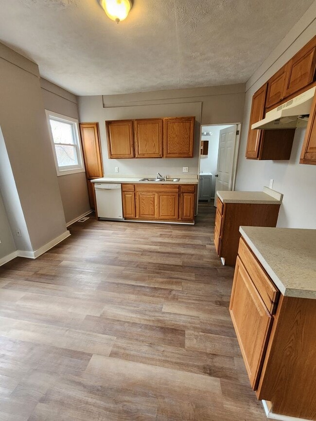 Building Photo - One Bedroom House For Rent