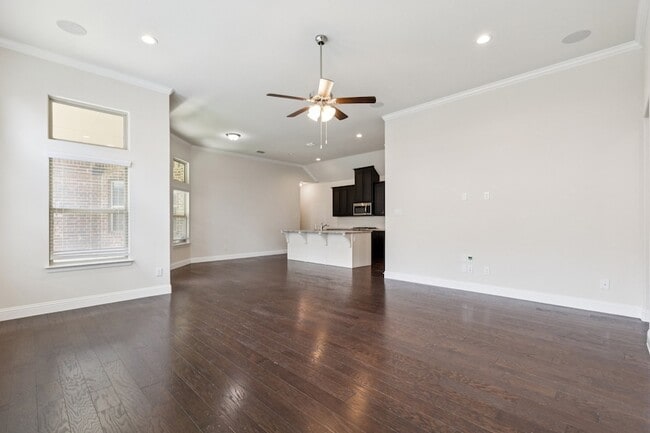 Building Photo - 913 Parkside Dr
