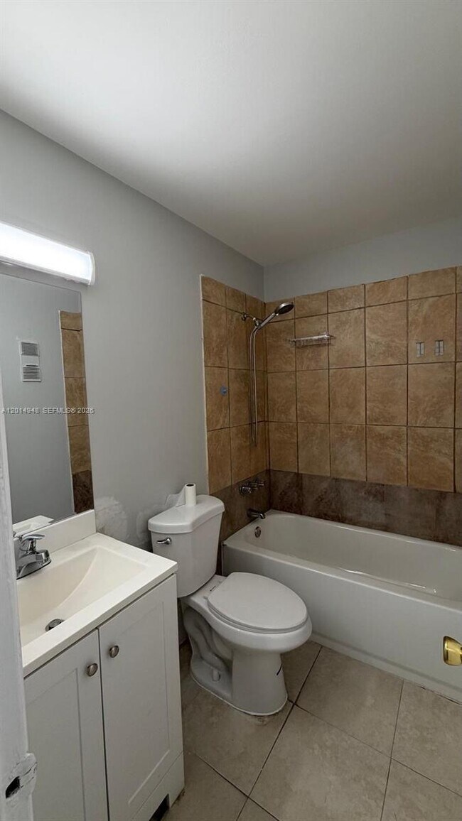 Building Photo - 4010 Lakeside Dr