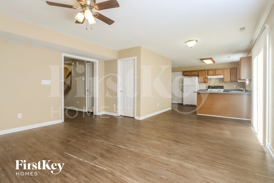 Building Photo - 728 Sweet Creek Dr