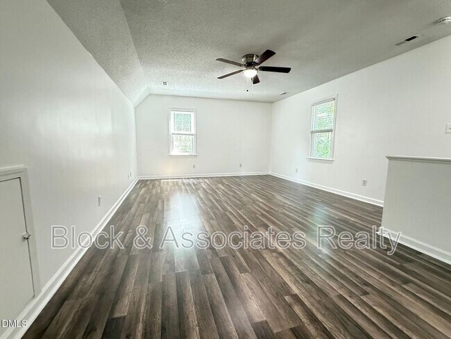 Building Photo - 401 Holly Berry Ln
