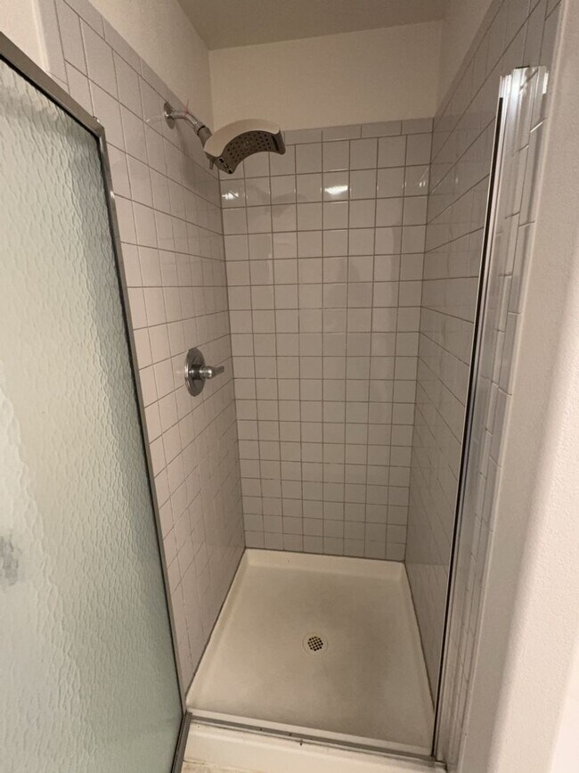 Building Photo - Spacious 2 Bed, 2 Bath Condo