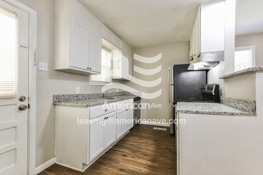 Building Photo - 800 W 51st St