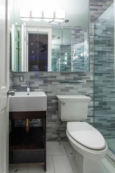 Building Photo - 279 E 10th St