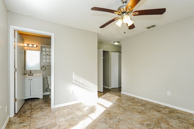 Building Photo - 1565 Quill Ct