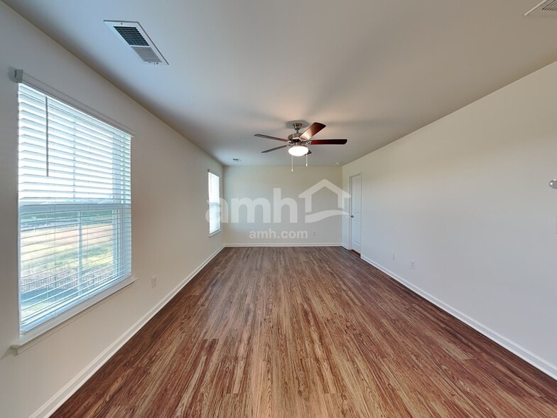 Building Photo - 548 Larragan Dr