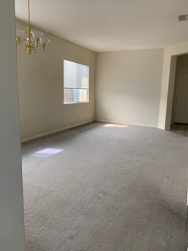 Building Photo - Spacious 3-bedroom 2 bathroom Home-Travis ...