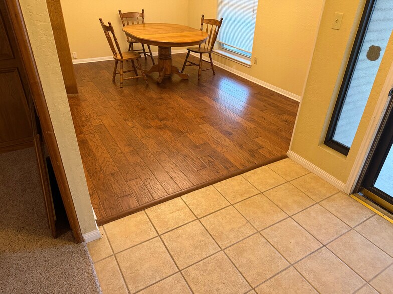 Building Photo - Room in House on Magic Hill Dr