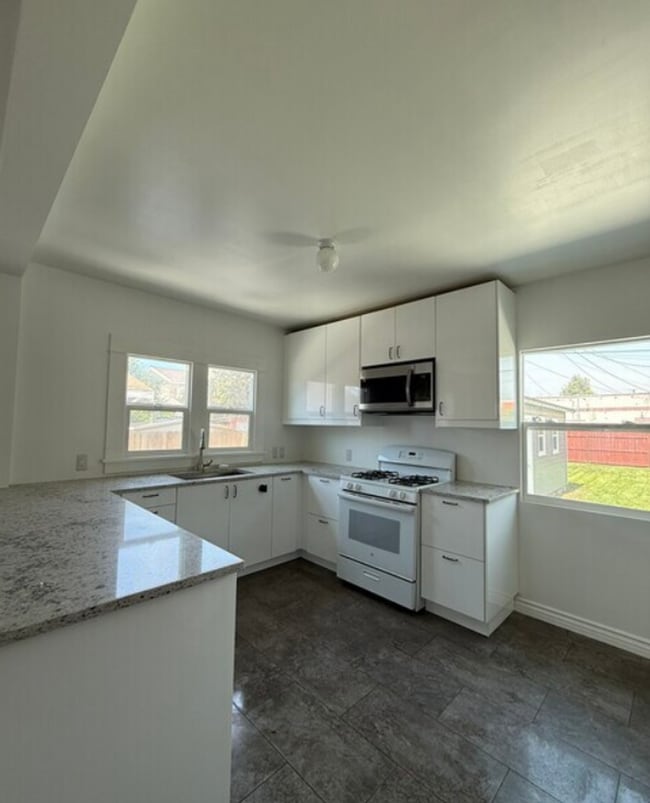 Building Photo - Newly Remodeled 2 bed+ 1.5 bath Single Fam...