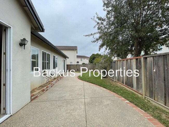 Building Photo - Wonderful four bedroom home close to shopping centers and parks