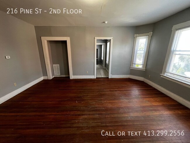 Building Photo - Large, Four Bedroom Unit Close To Food, Sh...