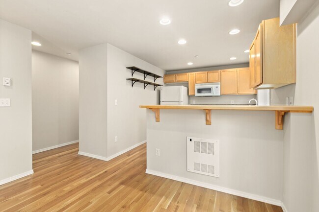 Building Photo - 2bd/1.5ba Seattle Townhouse