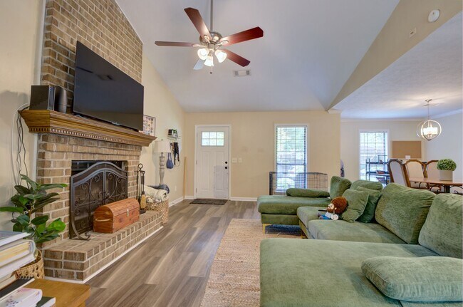 Building Photo - 251 Ivy Ln