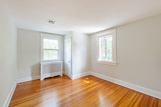 Building Photo - 4BR 3.5 BA Chevy Chase Gem is Move-in Read...