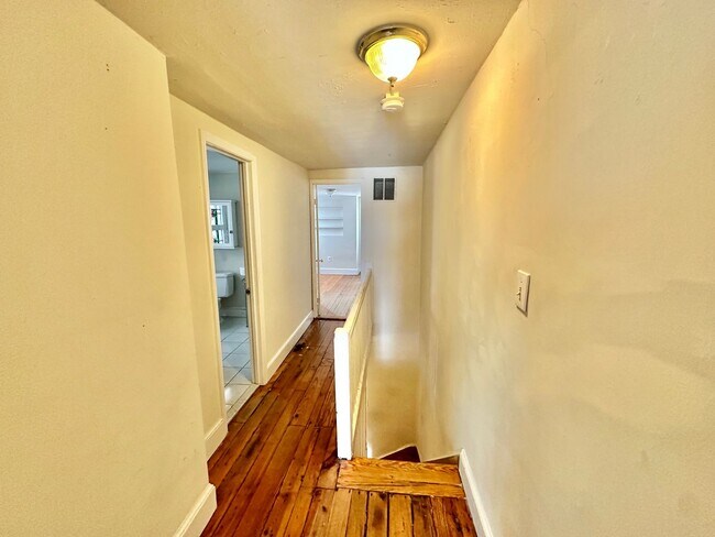 Building Photo - Glamorous Georgetown 2 Bedroom Historic Row Home with Patio