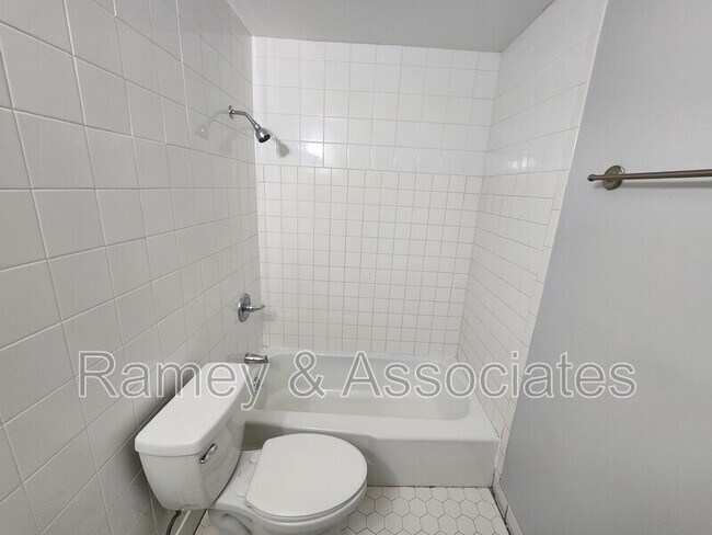 Building Photo - 1300 Oakwood Ave