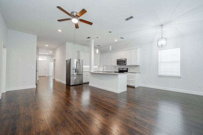 Building Photo - Beautifully Updated 3-Bed, 2-Bath Home Nea...