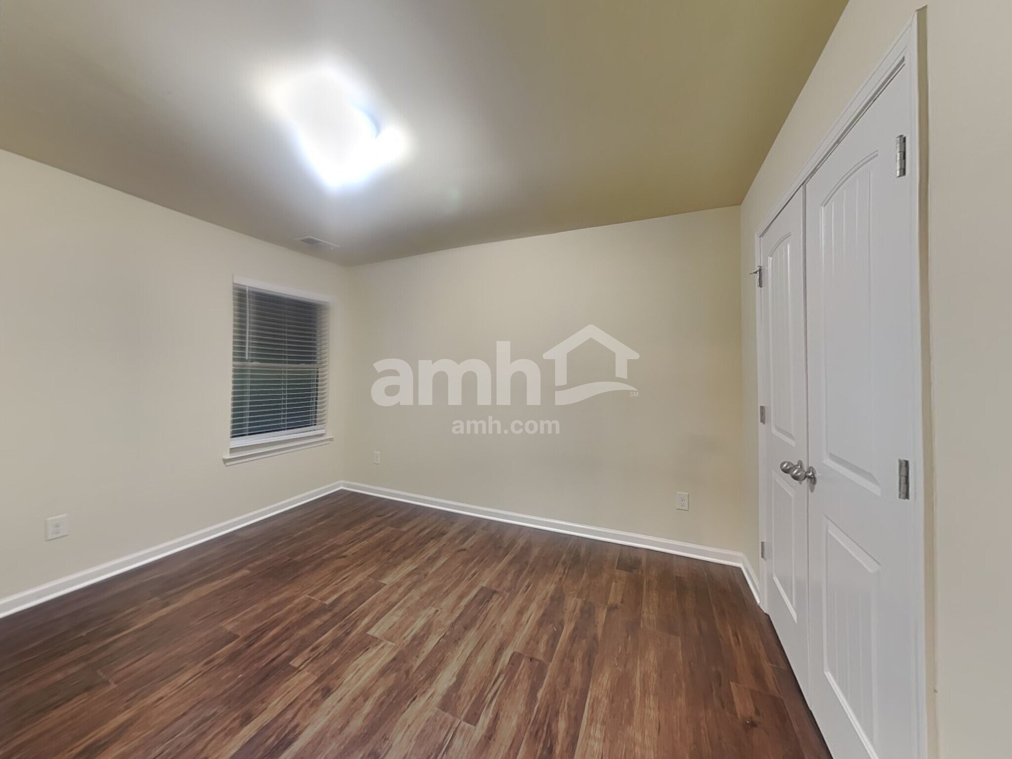 Building Photo - 985 Donington Cir SE