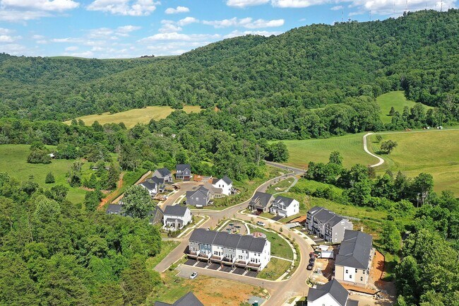 Building Photo - Dog-Friendly Townhouse Just South of Downt...