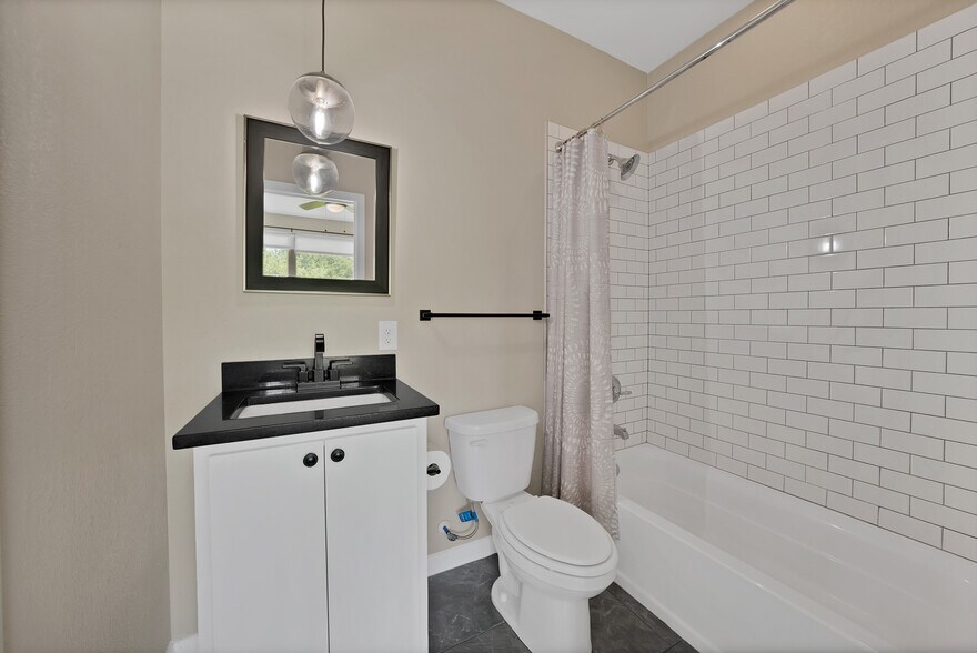 Building Photo - 4635 Calmont Ave