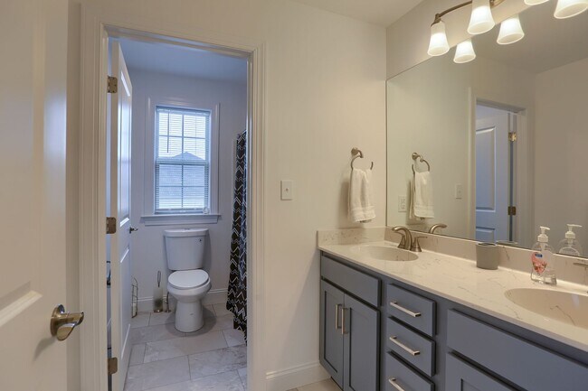 Building Photo - 4 bedroom