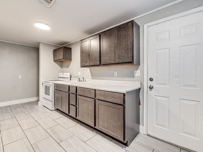 Building Photo - Cute Remodeled Bungalow in the heart of OKC!