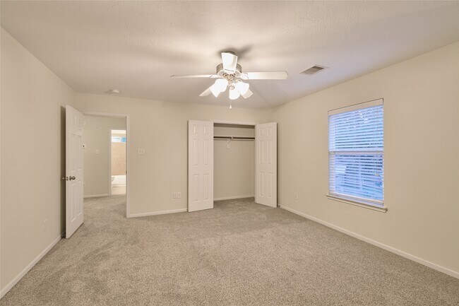 Building Photo - 12515 Lakeshore Dr