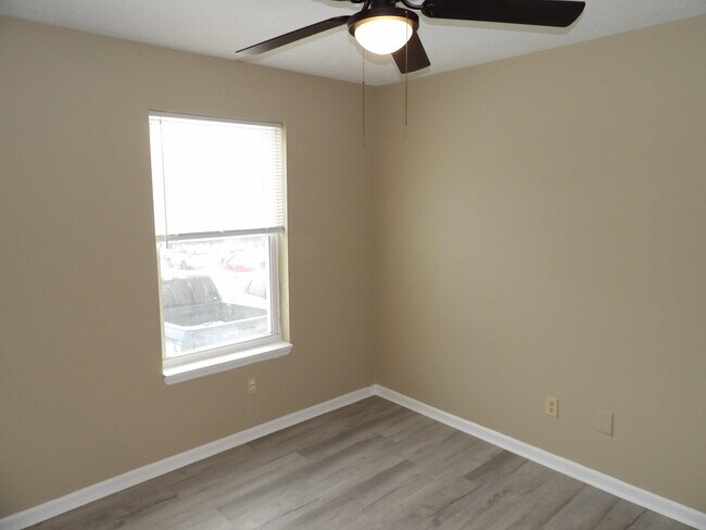 Building Photo - 140 Landings Dr