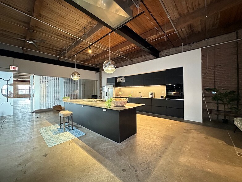 Building Photo - 3134 W Carroll Ave