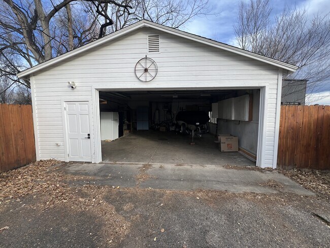 Building Photo - 334 W Willox Ln