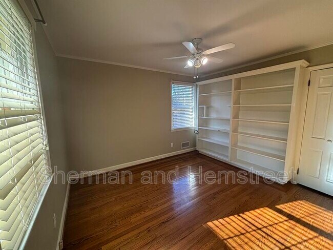 Building Photo - 807 Barrett Ln