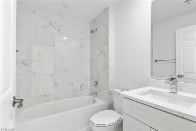 Building Photo - 835 Palomino St E