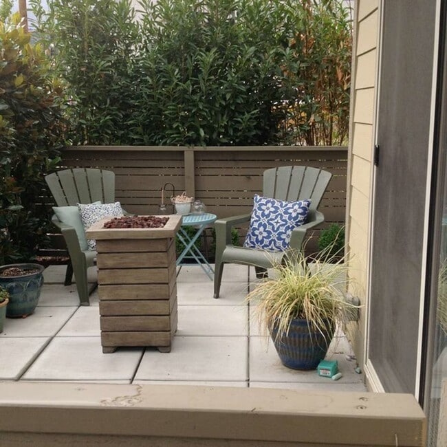 Building Photo - Stunning town home in the Ridgeview Place ...