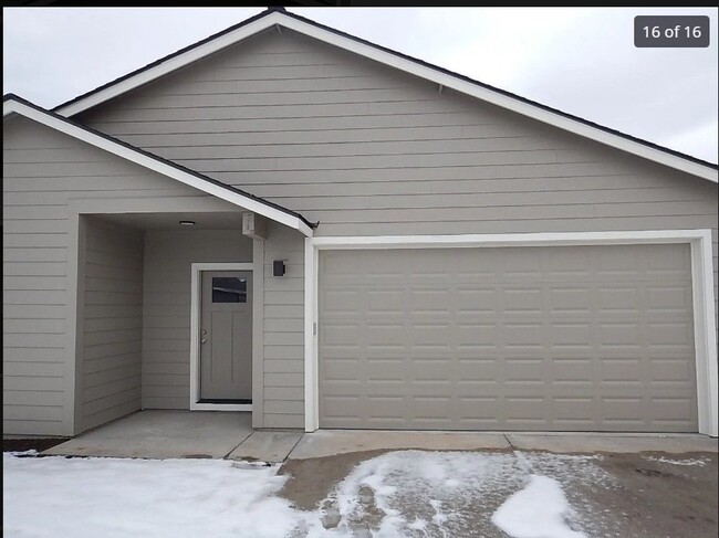 Building Photo - Newer 3/2 bedroom Home in Prineville