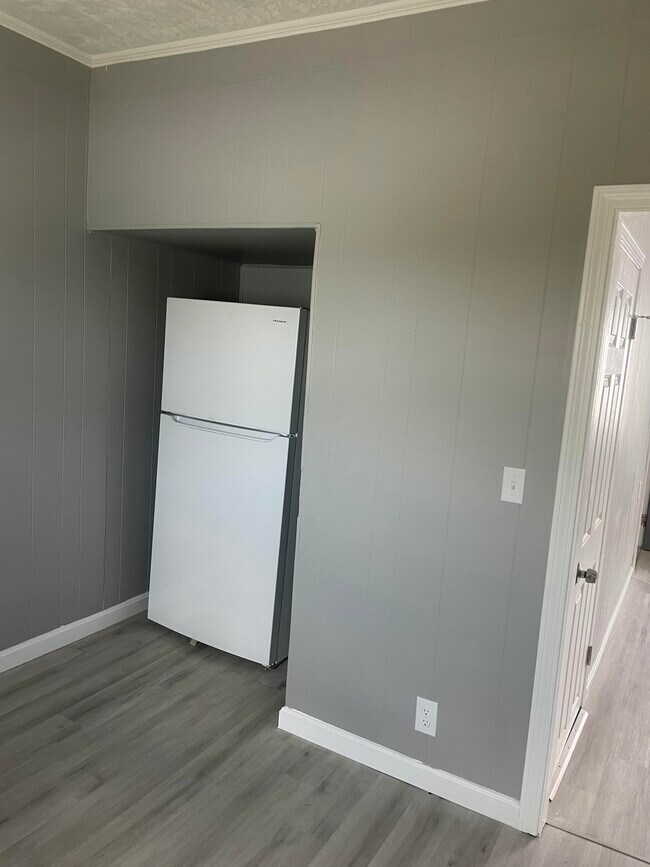 Building Photo - 17 Canonicus St