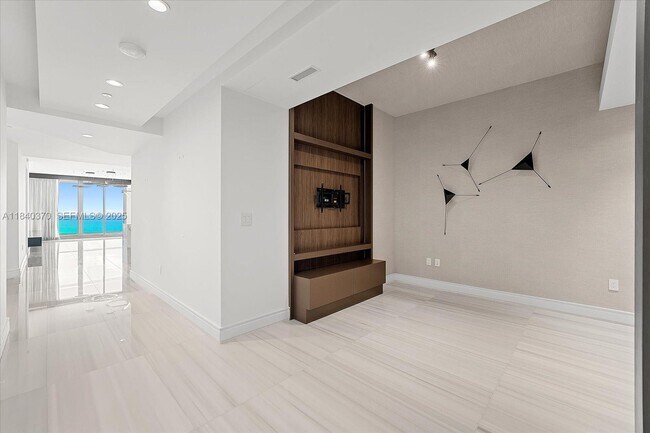 Building Photo - 17901 Collins Ave