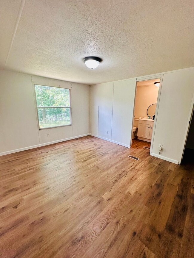 Building Photo - NEW RENTAL LISTING