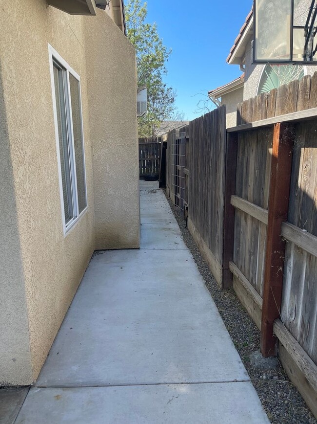 Building Photo - 50% OFF FIRST MONTH'S RENT!! MOVE-IN READY – THIS ONE WILL GO FAST!