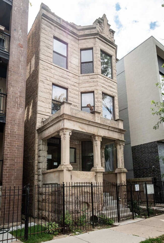 Building Photo - 3-Bedroom Apartment in Ukrainian Village / Humboldt Park!