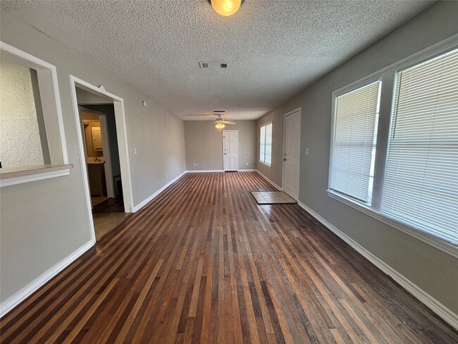 Building Photo - 3010 Jefferson Dr