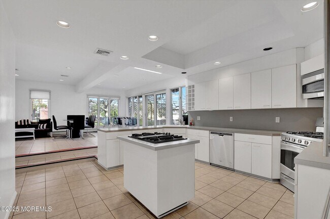 Building Photo - 589 Westwood Ave